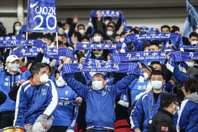 拜仁在本轮德甲1-5惨败法兰克福，周中欧冠他们将前往老特拉福德球场面对同样0-3惨败的曼联。
